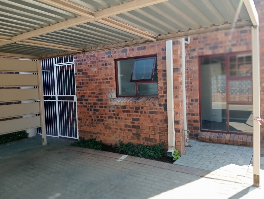 2 Bedroom Property for Sale in Langenhovenpark Free State